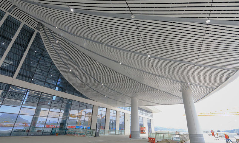 新建廬山站開創(chuàng)了國內(nèi)首例高落差瀑布式大型雙曲面外幕墻施工先例，由3個(gè)不同雙曲面組成的超大雙曲面雨棚，其內(nèi)部復(fù)雜程度堪稱同類型空間吊頂之最。圖為廬山站大雨棚內(nèi)部近景。