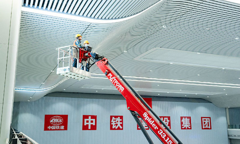 未來，廬江站將成為京港高鐵安九段、武九高鐵、昌九城際鐵路、京九鐵路、武九鐵路五條鐵路重要交匯樞紐，對(duì)服務(wù)長江經(jīng)濟(jì)帶高質(zhì)量發(fā)展、促進(jìn)沿江城市間人文經(jīng)貿(mào)交流、拉近中部省市間時(shí)空距離具有重要意義。圖為施工人員調(diào)試現(xiàn)場燈帶。