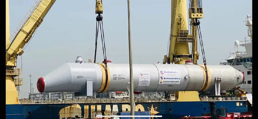 儲運項目化工中間罐區(qū)變電所一次受電成功，跑出4天3座變電所受電的建設加速度。苯乙烯裝置四聯(lián)換熱器從阿聯(lián)酋迪拜發(fā)船。圖為苯乙烯裝置四聯(lián)換熱器從阿聯(lián)酋迪拜發(fā)船現(xiàn)場。宋洋 供圖