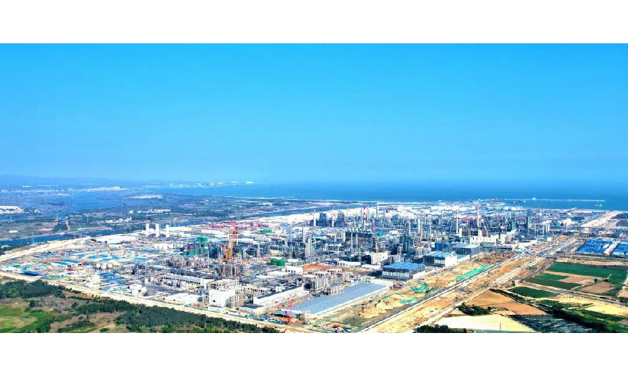 作為中國石油煉化業(yè)務轉型升級的戰(zhàn)略工程以及推動粵東地區(qū)經(jīng)濟發(fā)展的重點工程，廣東石化煉化一體化項目很多生產(chǎn)裝置均達到大型、特大型經(jīng)濟規(guī)模，建設至今已創(chuàng)造眾多國內(nèi)、亞洲、乃至世界的紀錄。截至5月5日，中國石油一次性投資建設最大的煉化一體化項目——廣東石化煉化一體化項目建設總進度已超96%，項目建設現(xiàn)場熱火朝天，工作人員正在全力沖刺。圖為項目全景。王進 攝