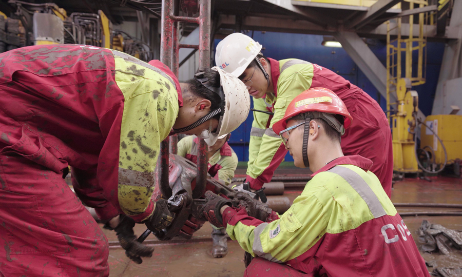 鉆臺(tái)工作人員更換吊卡。