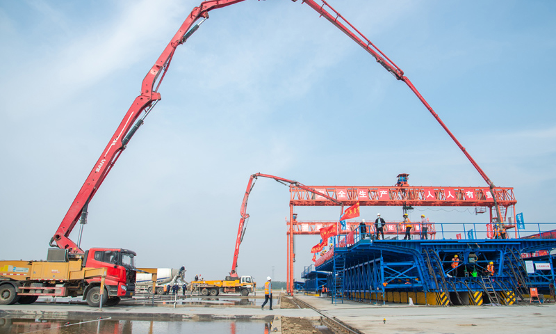 圖為5月12日拍攝的首榀箱梁澆筑施工現場。伍志尊 攝