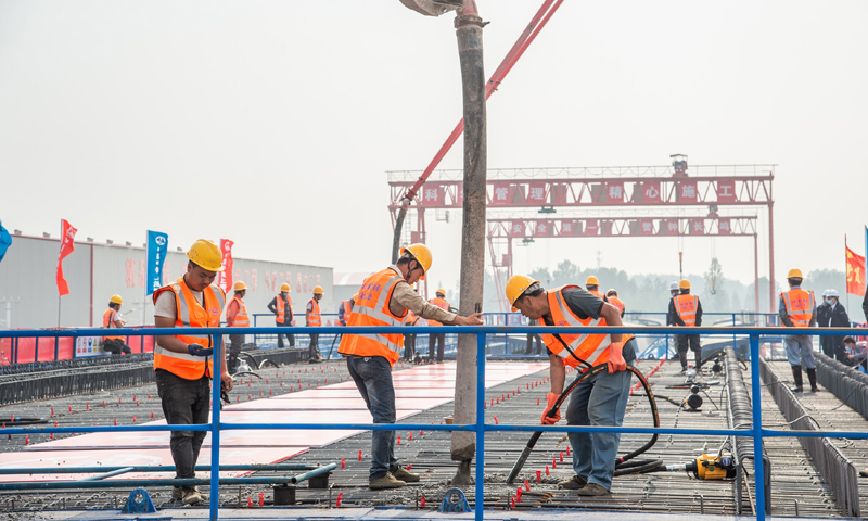 5月12日，工人在進行首榀箱梁澆筑施工作業。伍志尊 攝