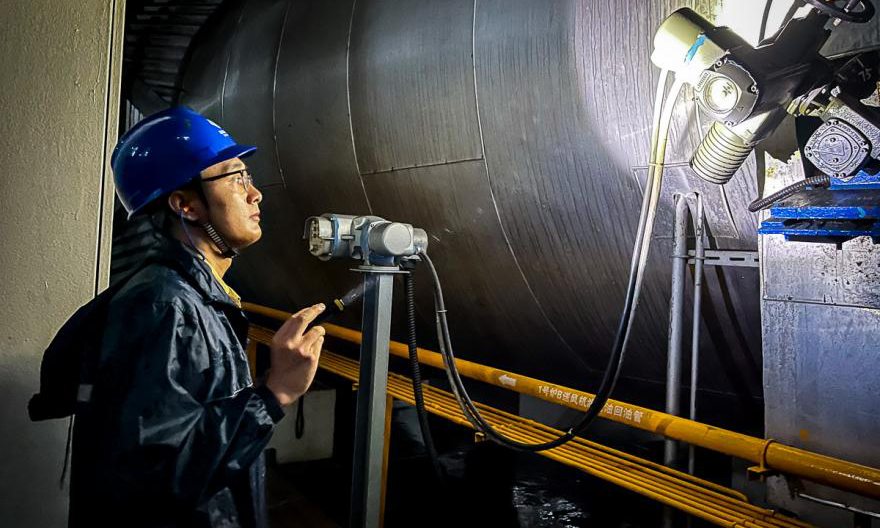 5月11日，國家能源集團廣東臺山電廠維護人員對鍋爐風機動葉執行器進行檢查。