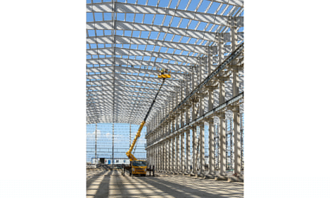 這是新疆塔城重點(diǎn)開(kāi)發(fā)開(kāi)放試驗(yàn)區(qū)正在建設(shè)的國(guó)際物流園項(xiàng)目鋼結(jié)構(gòu)加工廠房（5月18日攝）。新華社記者 高晗 攝