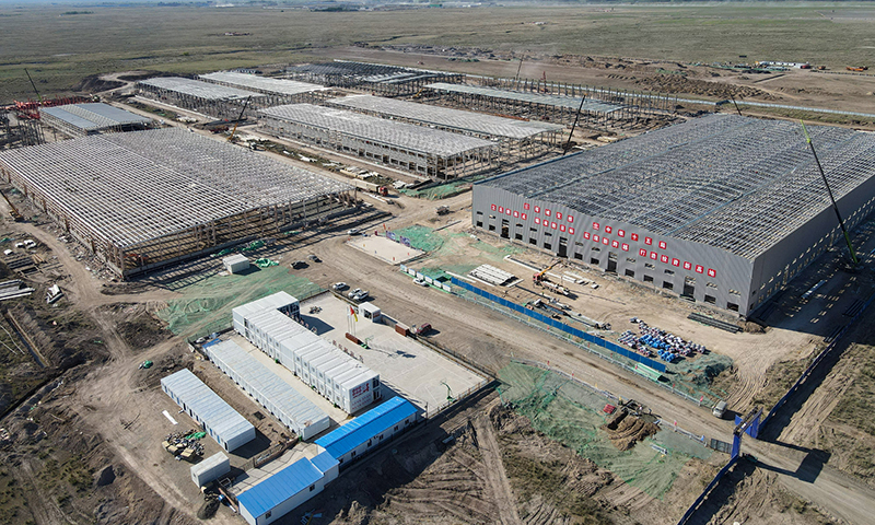 這是中鐵十五局參與承建的新疆塔城重點(diǎn)開(kāi)發(fā)開(kāi)放試驗(yàn)區(qū)國(guó)際物流園項(xiàng)目（5月18日無(wú)人機(jī)拍攝）。新華社記者 高晗 攝