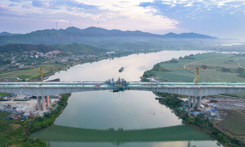 該工程先后與柳南高速、貴隆高速相接，作為廣西出海新通道，項目建成后將進一步增強南寧區域中心城市的經濟帶動作用。圖為合龍后的主橋。