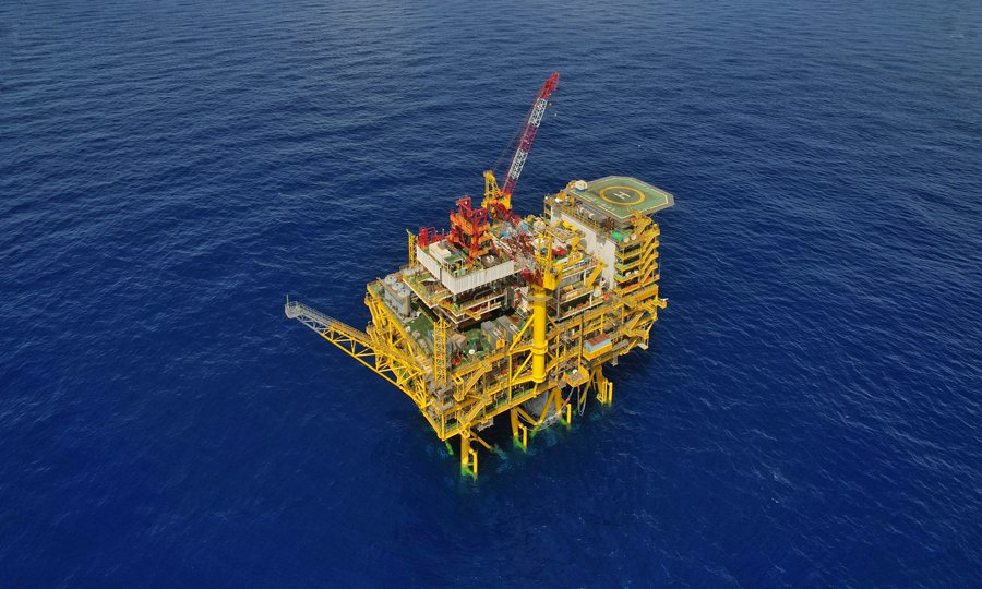 5月24日，我國自主設(shè)計(jì)建造的亞洲第一深水導(dǎo)管架平臺(tái)——“海基一號(hào)”平臺(tái)的海上安裝工作全部完成，平臺(tái)總重量近4萬噸，刷新了我國海上單體原油生產(chǎn)平臺(tái)的重量紀(jì)錄。這是國內(nèi)首次在300米級(jí)水深海域設(shè)計(jì)、建造、安裝導(dǎo)管架平臺(tái)，標(biāo)志著我國已完整掌握深水超大型導(dǎo)管架平臺(tái)制造安裝成套關(guān)鍵技術(shù)。圖為“海基一號(hào)”平臺(tái)結(jié)構(gòu)物吊裝就位。