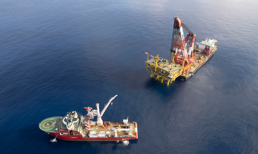 “海基一號(hào)”平臺(tái)東西組塊順利就位。任濤 攝