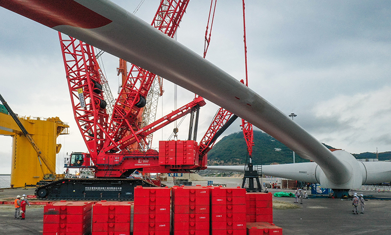 5月26日，國內首臺深遠海浮式風電裝備“扶搖號”在茂名廣港碼頭進行風葉吊裝。新華社記者 劉大偉 攝