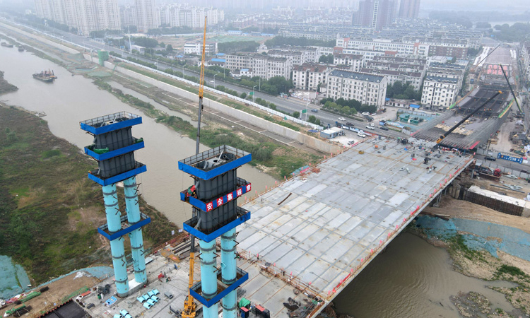 端午假期期間，在疫情防控不放松的前提下，引江濟(jì)淮工程江淮溝通段各項(xiàng)目建設(shè)工地施工人員堅(jiān)守崗位加緊施工，確保工程進(jìn)展順利。圖為6月3日，施工人員在中鐵四局引江濟(jì)淮工程江淮溝通段青龍橋項(xiàng)目現(xiàn)場(chǎng)作業(yè)。新華社記者 劉軍喜 攝