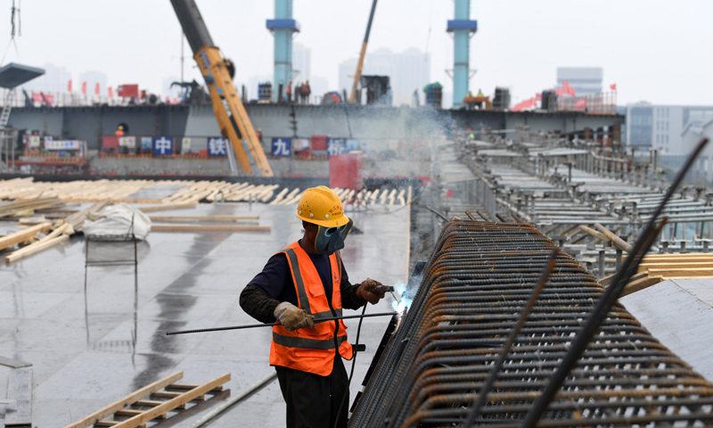 6月3日，施工人員在中鐵四局引江濟(jì)淮工程江淮溝通段青龍橋項(xiàng)目現(xiàn)場(chǎng)作業(yè)。新華社記者 劉軍喜 攝