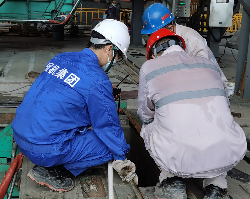 近日，在印尼青豐連鑄現(xiàn)場，國機集團項目團隊成員正在進行設(shè)備調(diào)試。