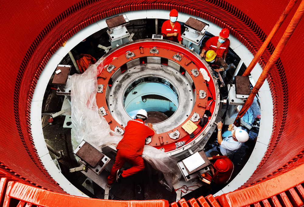 7月，“熱”情似火，烈日炎炎，有這樣一群國機人，他們戰(zhàn)高溫、斗酷暑，穿梭在海內(nèi)外項目一線……用實際行動詮釋國機人的擔(dān)當(dāng)與責(zé)任。圖為在柬埔寨高溫下，國機集團達岱水電站項目現(xiàn)場工作人員對機組進行A級檢修。