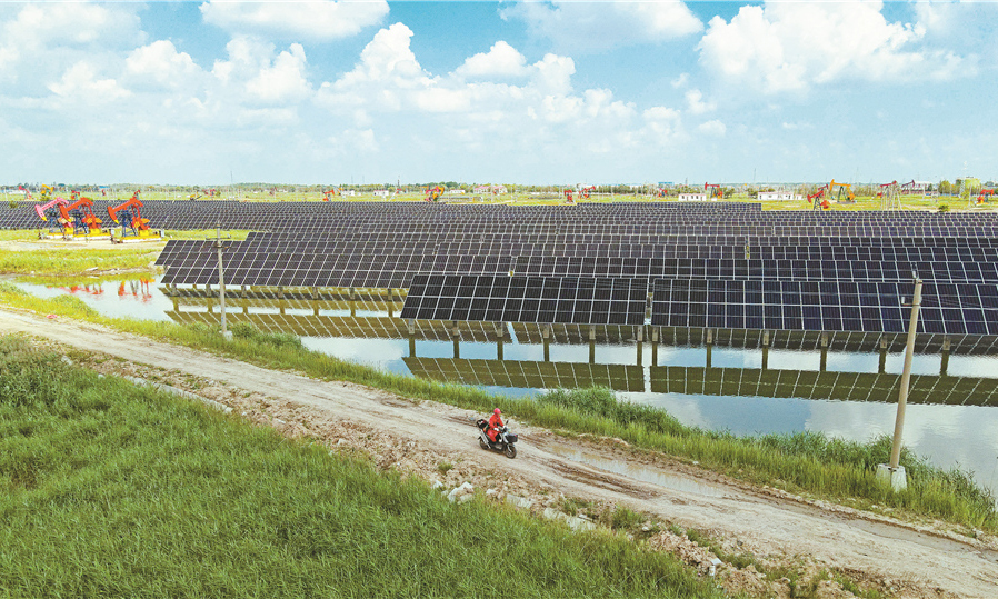 截至7月31日，中國石油首個水面光伏項目——大慶油田星火水面光伏示范工程累計發(fā)電超200萬千瓦時。據(jù)悉，星火水面光伏示范工程是大慶油田自主設計建設的新能源項目，也是打造“大慶油田綠色低碳可持續(xù)發(fā)展示范基地”的先導示范工程。圖為采油工人穿梭在星火水面光伏示范工程現(xiàn)場。