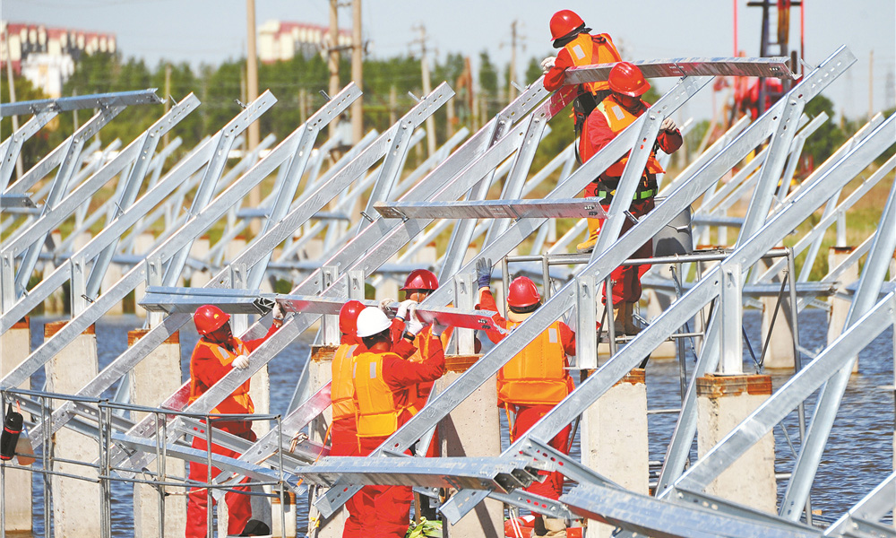 今年7月1日，建設用地40萬平方米、裝機規(guī)模18.73兆瓦，年均發(fā)電2750萬千瓦時、減排二氧化碳2.2萬噸的星火水面光伏示范工程正式并網(wǎng)發(fā)電。從開工建設到并網(wǎng)發(fā)電僅用4個月時間，有力助推了大慶油田新能源發(fā)展再次提速。圖為工人在組裝光伏板。