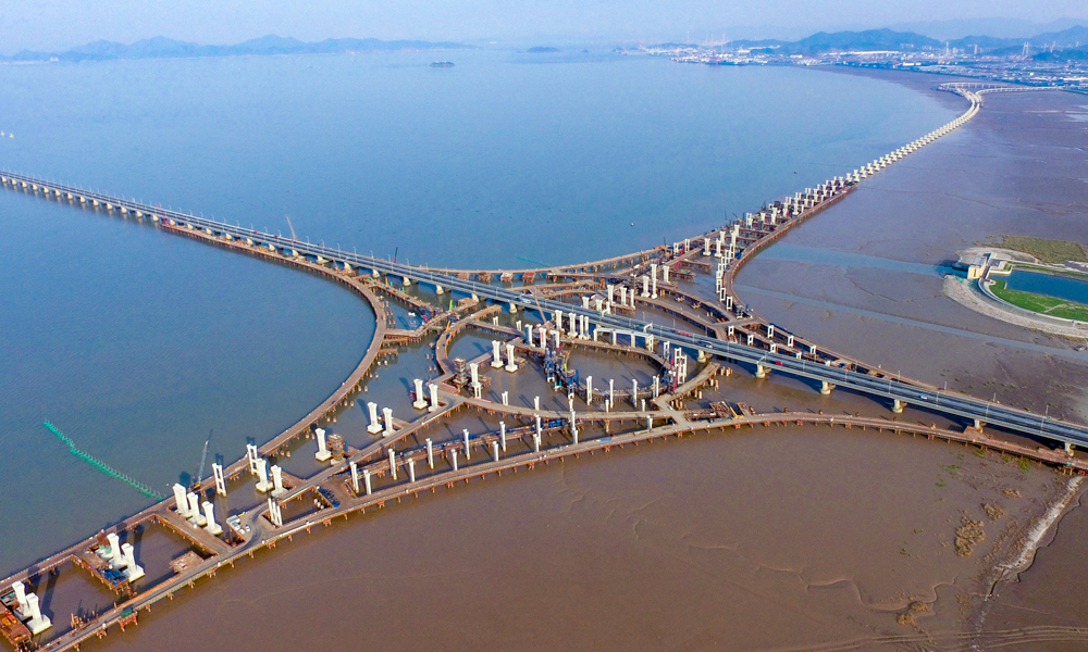 7月31日，隨著最后一根樁基澆筑完成，由中國鐵建所屬中鐵十五局施工的亞洲最大海上互通——杭甬高速復(fù)線濱海互通樁基全部完成，工程建設(shè)取得重大勝利。圖為杭甬高速濱海互通施工現(xiàn)場。