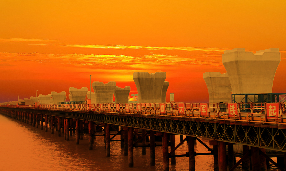 據(jù)悉，杭甬高速復(fù)線將于2023年底建成通車，對完善國家高速公路網(wǎng)和寧波舟山港集疏運網(wǎng)絡(luò)建設(shè)、促進浙江省經(jīng)濟發(fā)展具有重要意義。圖為濱海互通主線墩柱群。