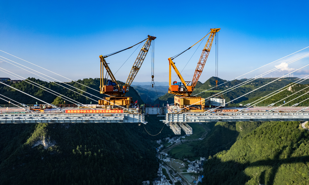 由于大橋位于喀斯特地貌區(qū)，溶溝溶槽發(fā)育強烈，且大橋地處高山峽谷，施工難度較大。針對超高主塔斜拉橋鋼梁架設(shè)難題，中鐵工業(yè)研發(fā)了“山區(qū)超高主塔斜拉橋安裝技術(shù)”，創(chuàng)新了一套以附壁式吊機、運梁小車、架梁吊機為核心的山區(qū)超高主塔斜拉橋安裝工法，有效解決了地面施工區(qū)域狹小、鋼梁轉(zhuǎn)運困難、斜拉索對附壁吊機提梁上橋面轉(zhuǎn)運阻礙等問題，提高了施工效率。