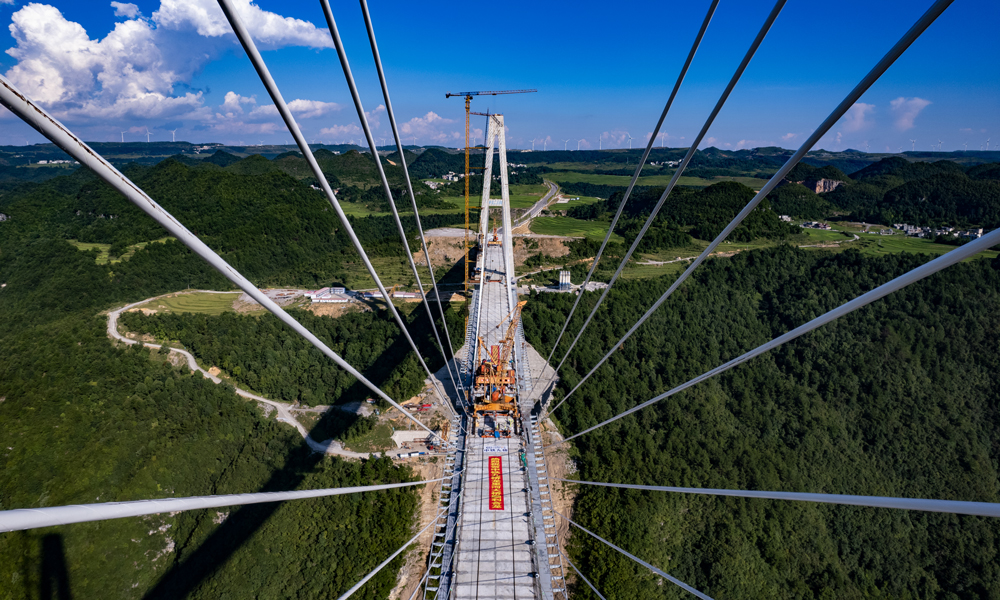 龍里河大橋是連接黔中龍溪內(nèi)陸開放型經(jīng)濟發(fā)展先導(dǎo)區(qū)與龍里草原片區(qū)的交通控制性工程。大橋建成后，將成為草原片區(qū)與外界連接的快速通道，貴陽市至龍里大草原的行車時間將從1.5小時縮短為30分鐘左右。