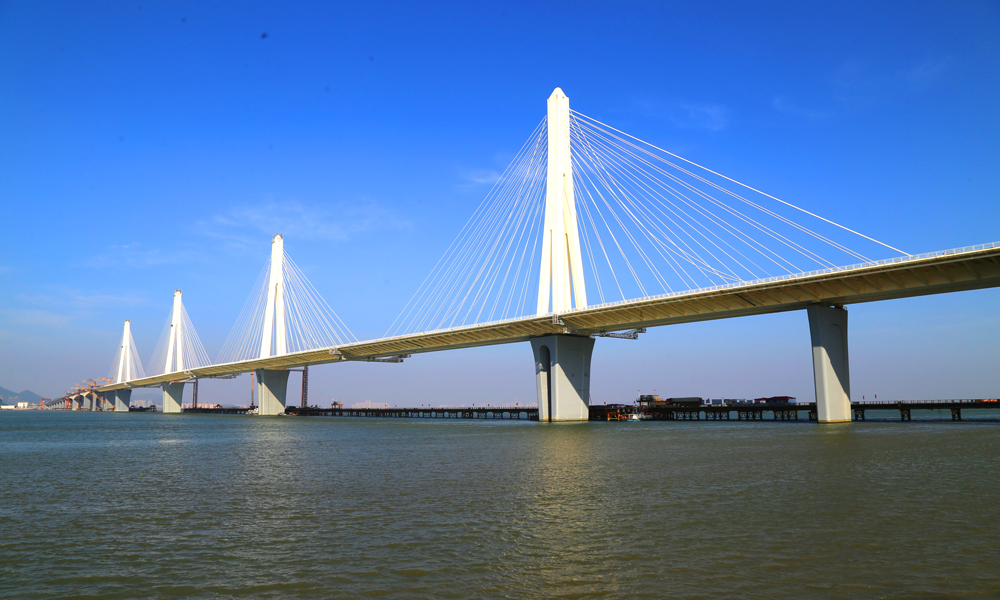 9月5日10時，由中國中鐵旗下中鐵大橋局承建的粵港澳大灣區重點工程——珠機城際金海特大橋主跨鋼梁合龍。該橋橋面寬度49.6米，是我國首座公鐵同層多塔斜拉橋。圖為金海特大橋四塔全景。