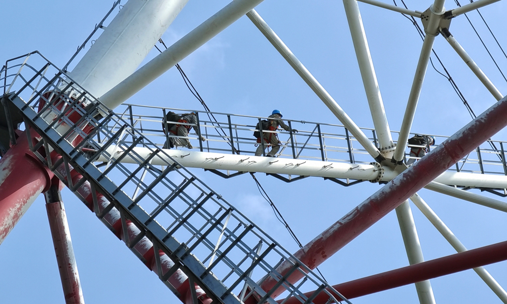 廣東電網(wǎng)公司帶電作業(yè)人員登塔開展500千伏線路帶電作業(yè)，消除運(yùn)行缺陷。