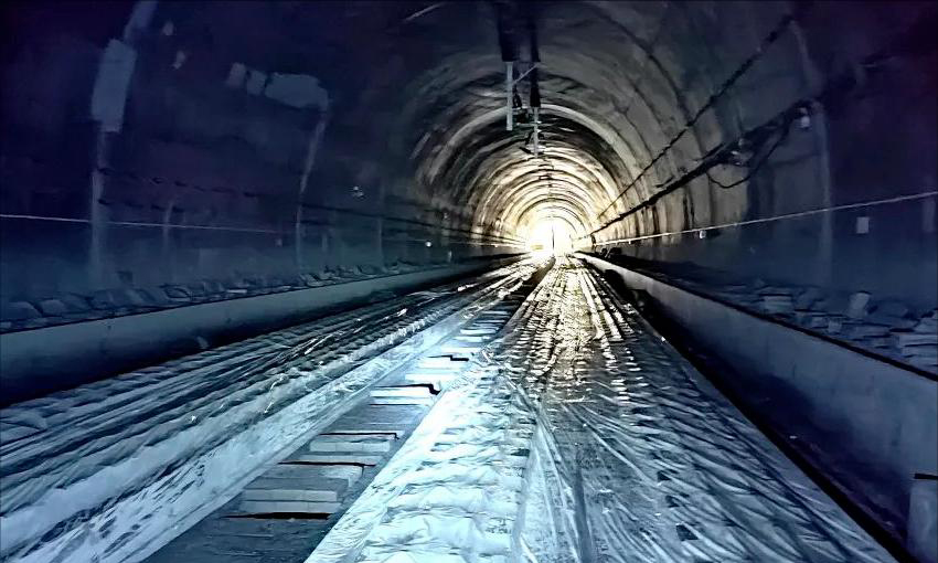 目前，成昆鐵路復線已進入最后沖刺階段，預計今年底實現全線貫通。建成通車后，將穿行大小涼山腹地、攀西地區(qū)，在川滇間架起新的鋼鐵通道，密切我國西部地區(qū)與東南亞地區(qū)的互聯(lián)互通。屆時，新老成昆線將客貨分離，時速80公里的老成昆線以貨運為主，時速160公里的新成昆線以客運為主，有利于疏解既有成昆鐵路運輸壓力、增運增收，也將帶動沿線地方經濟發(fā)展，實現鄉(xiāng)村振興。圖為成昆項目隧道內的無砟道床。