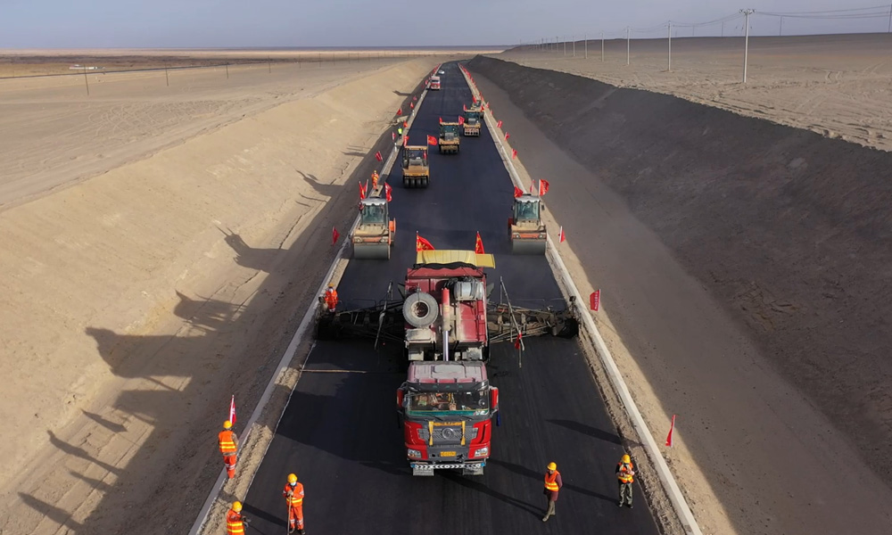 10月29日，隨著最后一車瀝青混合料鋪設(shè)完成，中國中鐵旗下中鐵五局參與投資建設(shè)的青海格爾木至茫崖公路擴建工程瀝青路面全線貫通，為年底全線通車奠定了堅實基礎(chǔ)。