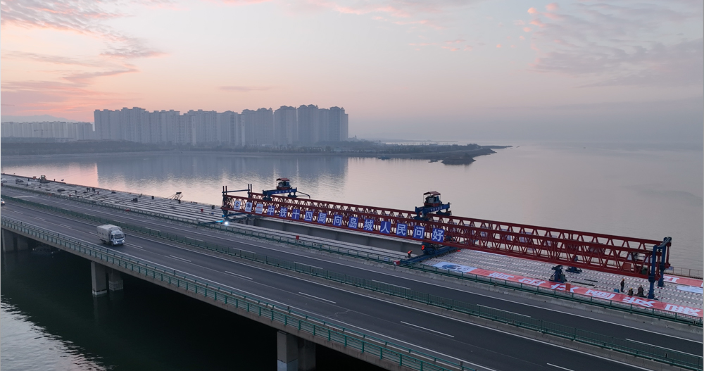 10月30日，由中國鐵建所屬中鐵十四局承建的青蘭高速擴(kuò)建工程女姑口特大橋跨越膠州灣海域順利合龍，標(biāo)志著青蘭高速改擴(kuò)建工程跨海段全部貫通，青島再添一條八車道跨海大通道。圖為項目施工現(xiàn)場。