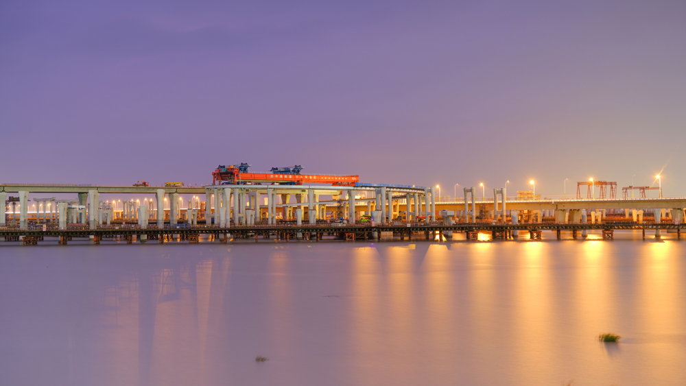 11月3日凌晨，由中國鐵建所屬中鐵十六局負責架梁施工的亞洲最大海上互通主線橋——杭甬高速復線寧波一期工程濱?；ネㄖ骶€橋成功上跨甬舟高速金塘大橋。圖為“越海號”架橋機架梁施工現場。