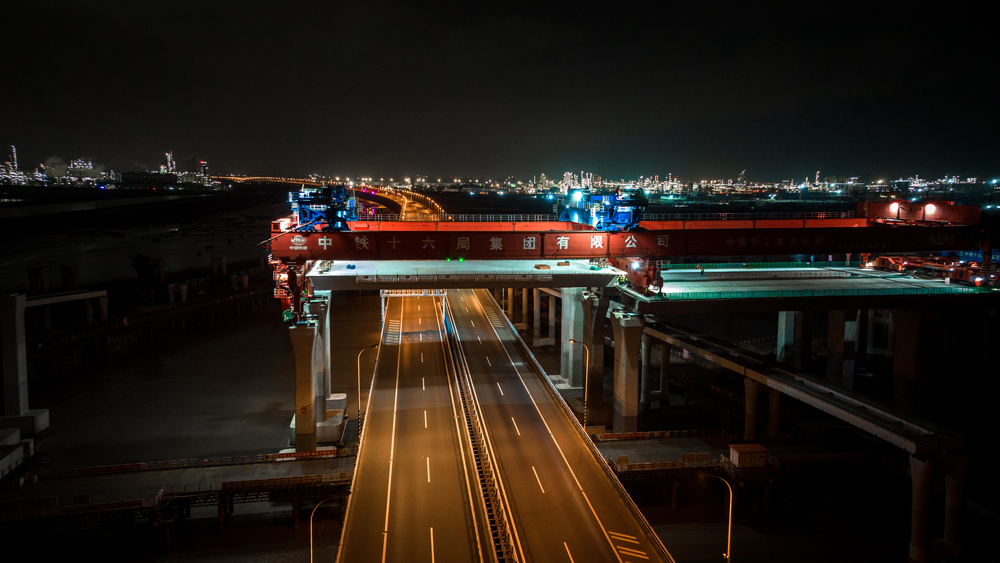 該工程建成后，將大大縮短長三角南翼與上海、江蘇等省市之間的時空距離，極大方便杭州灣沿線，特別是寧波余姚西部、慈溪北部等地市民出行，對完善國家高速公路網和寧波舟山港集疏運網絡，暢通寧波對外通道，促進浙江省海洋經濟發展示范區、長三角一體化發展具有重要意義。圖為跨越金塘大橋施工現場。