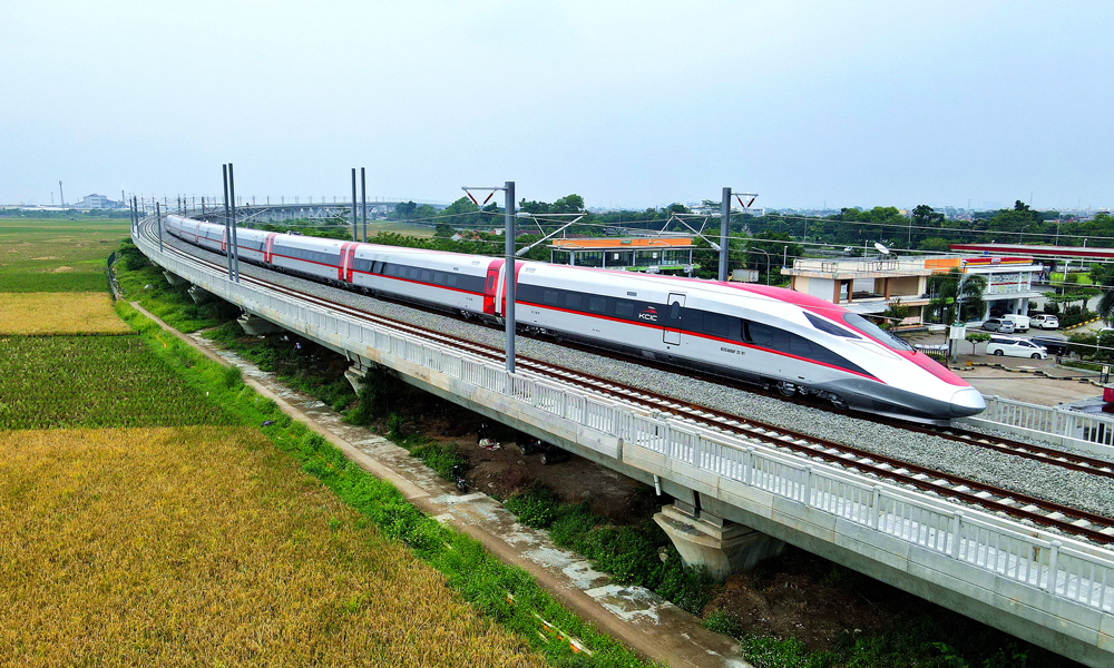 當(dāng)?shù)貢r(shí)間11月9日，中國中鐵旗下中鐵電氣化局承建的雅萬高鐵試驗(yàn)段德卡魯爾至帕達(dá)拉朗接觸網(wǎng)熱滑試驗(yàn)圓滿完成。圖為在印度尼西亞，一列高鐵動(dòng)車組正在雅萬高鐵試驗(yàn)段進(jìn)行熱滑試驗(yàn)。