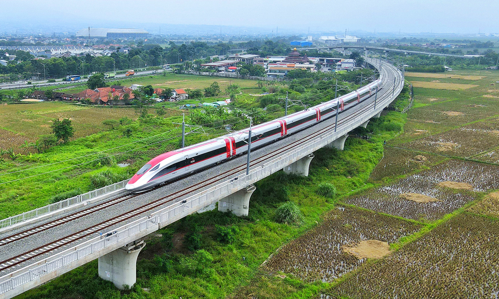 接觸網(wǎng)熱滑試驗(yàn)是鐵路動(dòng)態(tài)檢測前的關(guān)鍵環(huán)節(jié)，以確認(rèn)相關(guān)供電設(shè)施設(shè)備是否達(dá)到聯(lián)調(diào)聯(lián)試條件。本次熱滑試驗(yàn)一次成功，相關(guān)指標(biāo)參數(shù)表現(xiàn)良好，完全符合設(shè)計(jì)要求。圖為11月9日，在印度尼西亞，一列高鐵動(dòng)車組正在雅萬高鐵試驗(yàn)段進(jìn)行熱滑試驗(yàn)。