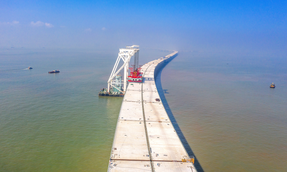 11月10日，隨著最后一片混凝土梁穩穩架設至指定橋墩，中國中鐵旗下中鐵大橋局負責的深中通道海上非通航孔橋155片混凝土箱梁架設任務全部完成。