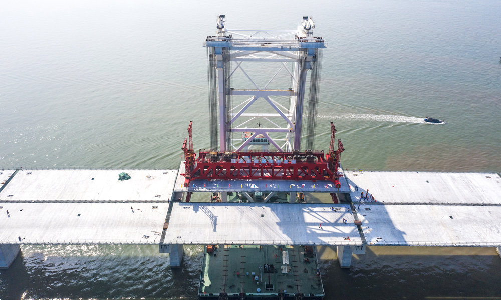 目前，海上非通航孔橋箱梁架設已完成277片，完成率約95%，建設者們正朝著年底完成全線海上非通航孔橋箱梁架設的建設目標全力沖刺。圖為11月10日拍攝的深中通道施工現場。