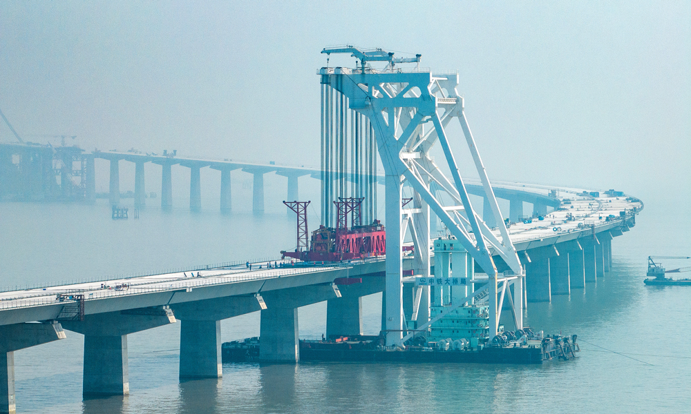 深中通道全線計劃在2024年建成通車，通車后由深圳到中山只需30分鐘可直達，徹底改變粵西地區民眾到深圳必經虎門大橋的歷史，更加大大減輕虎門大橋長期擁堵的交通壓力。深中兩地同步進入“半小時生活交通圈”，促進粵港澳大灣區城市群在人文、物流、經濟、文化等領域的快速發展及交通的互聯互通。圖為11月10日，“天一號”開展架設任務。