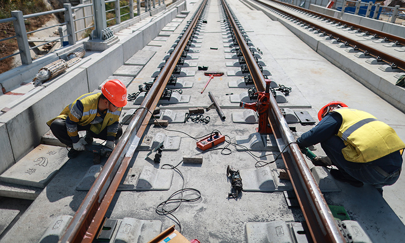 11月11日，中鐵一局員工在貴南高鐵貴州獨山段施工。新華社記者 劉續(xù) 攝