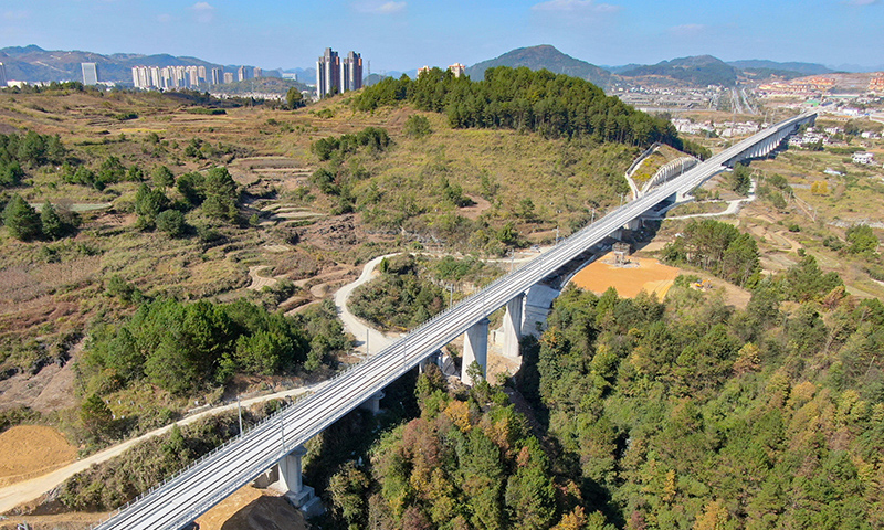 11月11日拍攝的完成鋪軌的貴南高鐵貴州獨山縣部分路段（無人機照片）。新華社記者 劉續(xù) 攝