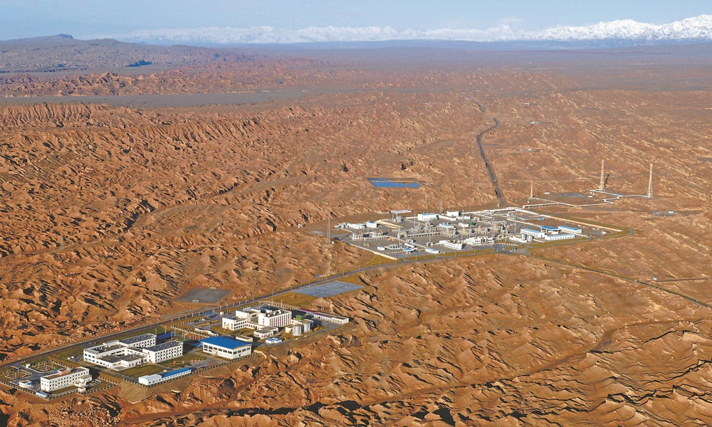 作為西氣東輸主力氣源地，塔里木油田制定實(shí)施油氣生產(chǎn)能力提升工作方案，大力提升克拉—克深、博孜—大北等主力氣區(qū)天然氣生產(chǎn)能力。圖為近日拍攝的被雅丹地貌環(huán)繞的克拉2氣田。