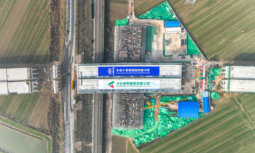 11月23日13時30分，由中國鐵建所屬中鐵十四局承建的濟南繞城高速公路二環(huán)線西環(huán)段跨京滬鐵路轉(zhuǎn)體橋轉(zhuǎn)體成功。該橋是國內(nèi)最重單墩雙幅寬體無合龍段轉(zhuǎn)體橋，為全線建成通車奠定了堅實基礎(chǔ)。圖為轉(zhuǎn)體橋轉(zhuǎn)體完成后。