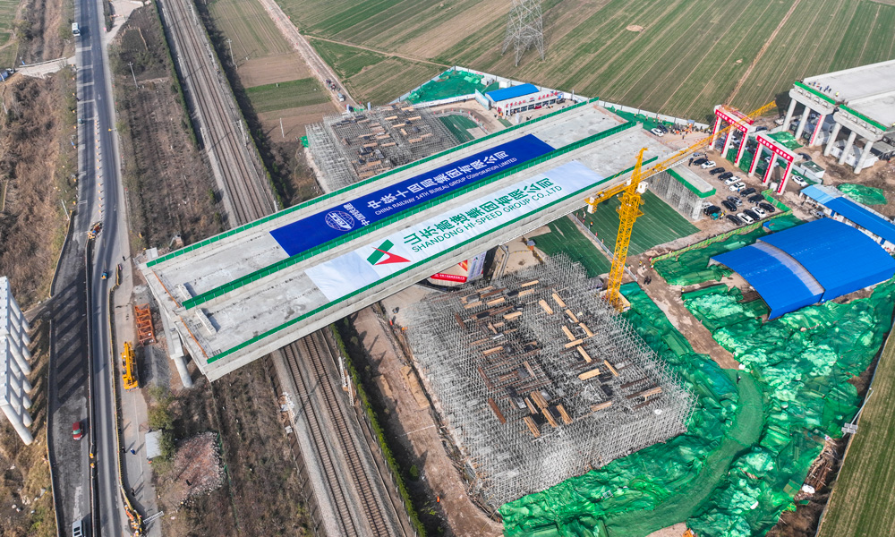 濟南大西環(huán)項目是山東省“九縱五橫一環(huán)七射多連”高速公路網(wǎng)的重要組成部分，被交通運輸部確定為首批平安百年品質(zhì)工程創(chuàng)建示范項目和全國重大工程宣傳示范項目試點。本項目的建設(shè)對完善山東省高速路網(wǎng)布局、強化濟南作為省會城市群經(jīng)濟圈和新舊動能轉(zhuǎn)換綜合試驗區(qū)核心城市的輻射帶動作用，帶動沿線區(qū)域經(jīng)濟社會快速發(fā)展等方面具有重要意義。圖為轉(zhuǎn)體橋轉(zhuǎn)體中。