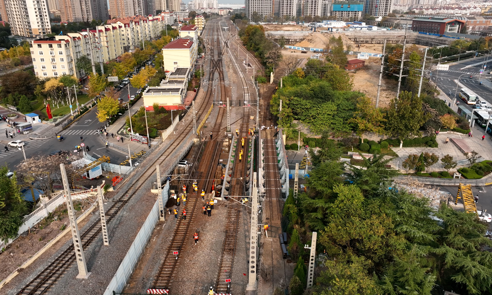 膠濟客專海岸路橋位于青島站和四方站間，是連接青島站與青島北站的唯一動車通道，是山東省境內服役年限最長的鐵路鋼梁橋。該橋由上下行共4片鋼梁組成，梁體銹蝕嚴重、承載力不足、部分支承墊石開裂，造成一定的安全隱患，為確保鐵路行車和橋下交通安全，需進行更換。圖為舊梁拆除前。