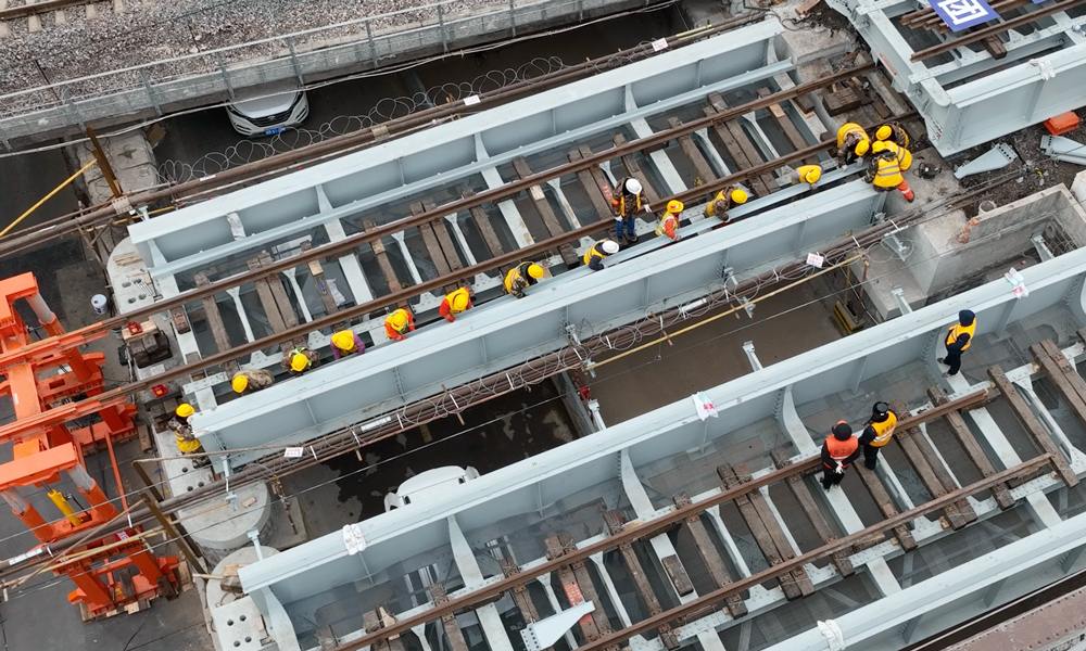 為順利完成換梁任務，中鐵十四局建設者們加大科技攻關力度，創新采用一體式換梁施工工藝，設計制作了新型智能工裝，利用BIM建模等技術手段，通過仿真模擬、數據驗算、組織廠內實驗等方式反復進行方案比選，確保舊梁拆除、新梁更換施工精準無誤。圖為換梁施工現場。