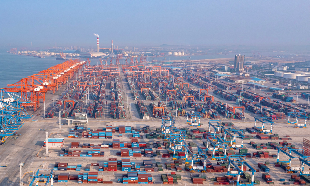 作為西部陸海新通道的重要出海樞紐港，進入第四季度以來，北部灣港欽州港區迎來生產高峰，“樂宜”輪、“海豐聯雅”輪、“海豐澤仁”輪、“金星?？怂埂陛喌韧赓Q集裝箱船舶一字排開，所有泊位滿負荷作業，全部岸橋投入運行，貨物裝卸緊張有序。