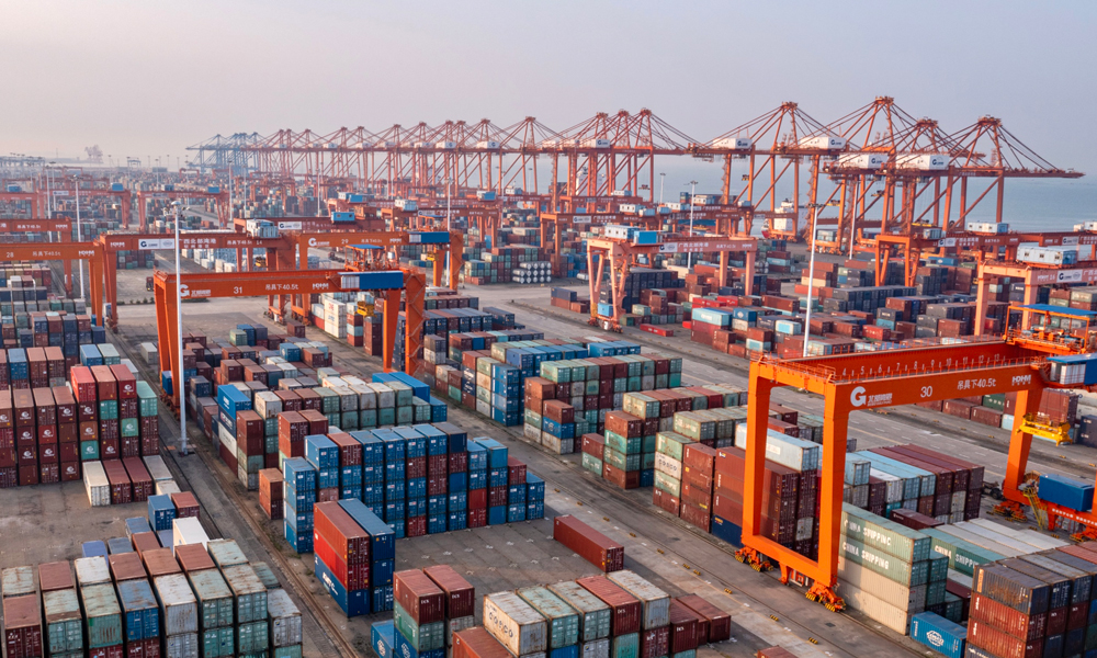 今年1—10月，北部灣港外貿集裝箱吞吐量同比增長26%，外貿進出口貨物吞吐量同比增長3.6%，實現逆勢增長，推動了廣西外貿量穩質升。據南寧海關統計，今年前10月，西部陸海新通道沿線經欽州港口岸進出口值達896.5億元，同比增長99.3%，創歷史新高，同期，對泰國、印度尼西亞等“一帶一路”沿線國家進出口643.5億元，同比增長1.7倍。