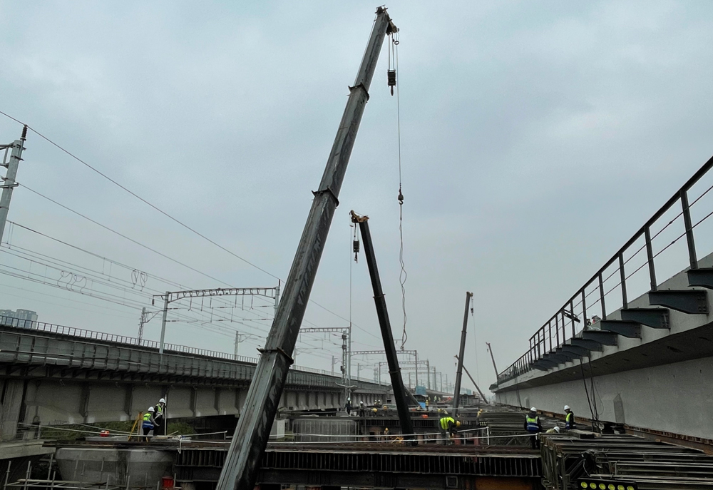 本次施工的成都南聯(lián)絡(luò)右線特大橋位于成都市三環(huán)路南三段至錦江大道之間，梁體全長89.9米，高2.5米，梁體重約2200噸，為全線重點(diǎn)工程。施工過程中，平移粱平移距離為22.29米，相當(dāng)于在空中同時拖動1500輛小轎車進(jìn)行移動。該平移粱施工同時創(chuàng)下了國內(nèi)最大的連續(xù)變截面道岔梁橫向平移施工記錄，為同類型施工提供了經(jīng)驗。圖為平移梁施工現(xiàn)場。
