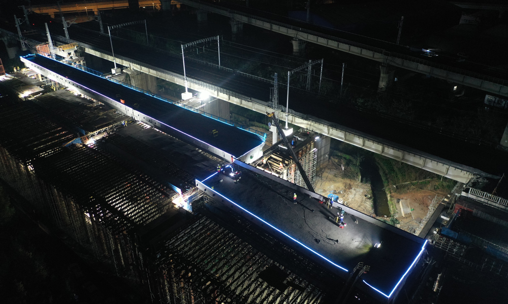 成自高鐵是國家“八橫八縱”高速鐵路網(wǎng)中“京昆通道”的重要組成部分，全長176公里，是四川省首條時速350公里的高速鐵路。建成后，對加快地區(qū)融入長江經(jīng)濟(jì)帶發(fā)展戰(zhàn)略，推進(jìn)西部大開發(fā)進(jìn)程，加快區(qū)域合作與發(fā)展具有重要意義。圖為夜間平移施工。