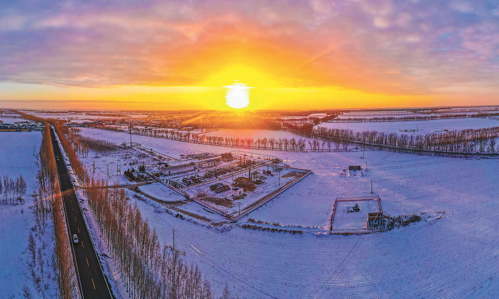 當(dāng)前，正值沖刺年度任務(wù)目標(biāo)的關(guān)鍵時(shí)期，中國(guó)石油各油氣生產(chǎn)單位統(tǒng)籌生產(chǎn)經(jīng)營(yíng)、提質(zhì)增效、改革管理等各項(xiàng)重要任務(wù)。廣大干部員工扎根崗位、苦干實(shí)干，克服低溫、風(fēng)雪等不利影響，以飽滿(mǎn)的熱情奮戰(zhàn)在油氣生產(chǎn)一線(xiàn)。圖為沐浴在朝陽(yáng)中的大慶油田升深1集氣站。張?jiān)破?高乃佳 攝影報(bào)道 