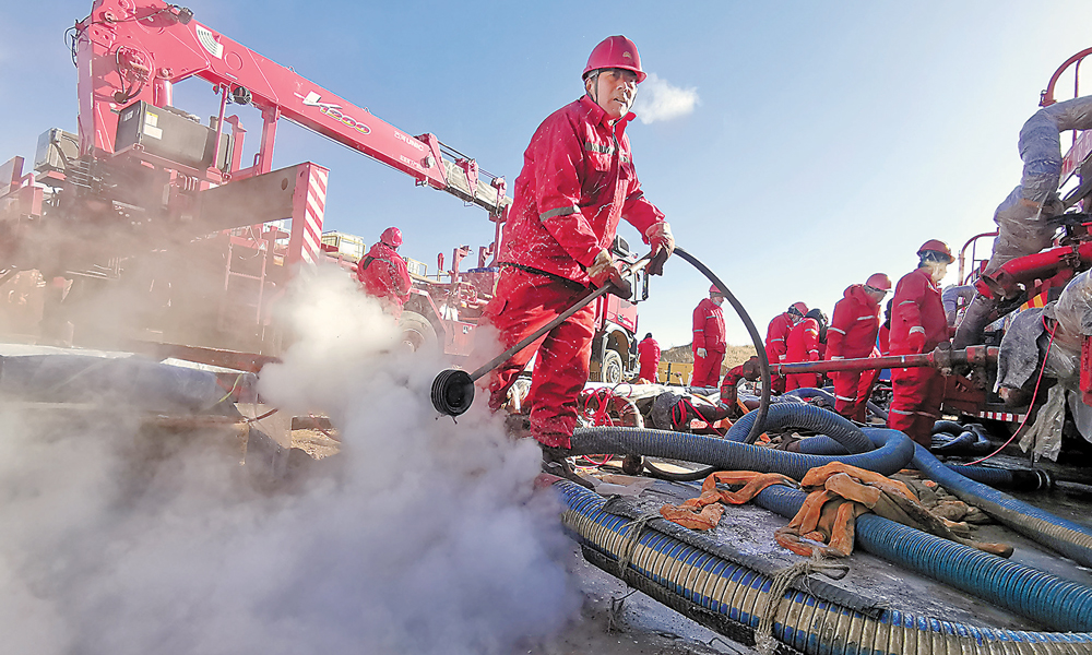 入冬以來(lái)，長(zhǎng)城鉆探壓裂公司強(qiáng)化重點(diǎn)設(shè)備設(shè)施檢查維護(hù)力度，對(duì)施工現(xiàn)場(chǎng)的管線(xiàn)、管匯和各類(lèi)化工料進(jìn)行防凍處理。圖為泵工正在用高壓熱蒸汽融化管線(xiàn)上的堅(jiān)冰。劉芳 趙曙光 攝影報(bào)道