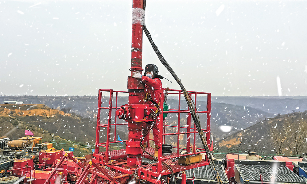 截至12月15日，中油測(cè)井遼河分公司在宜川地區(qū)累計(jì)施工150余井次，測(cè)井一次成功率100%，曲線(xiàn)合格率100%。圖為作業(yè)人員雪中安裝井口設(shè)備、清洗維護(hù)防噴管線(xiàn)。王猛 徐守剛 攝影報(bào)道